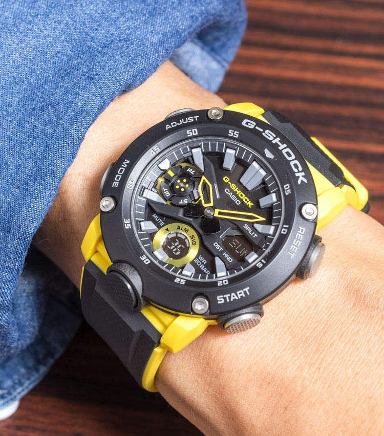 <b>G-SHOCK<br>GA-2000-1A9JF</b><br>ケースサイズ：51.2×48.7mm　ケース素材：樹脂　ベルト素材：樹脂　ムーブメント：クォーツ　価格：1万6000円