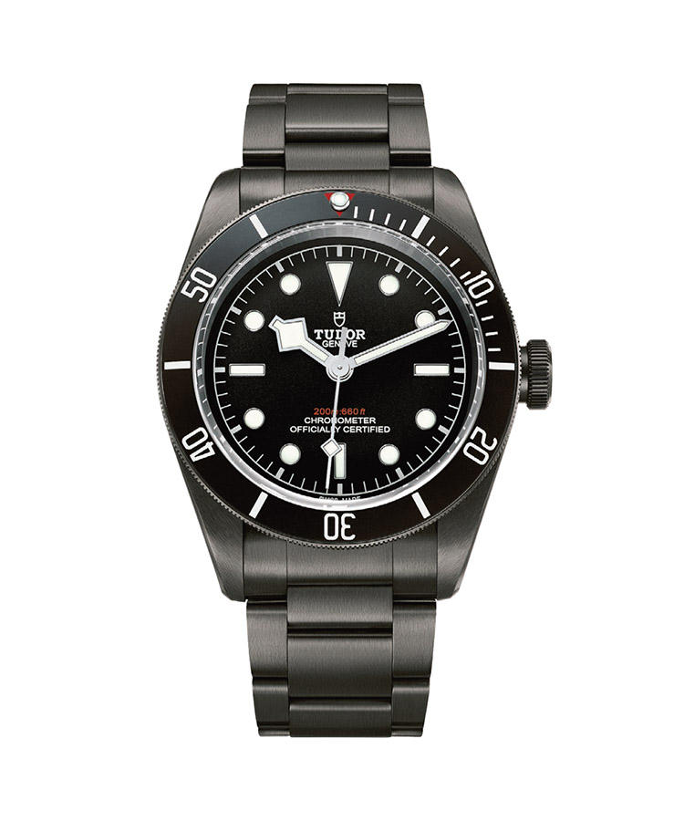 <b>TUDOR</b></br>チューダー</br></br><b>ブラックベイ ダーク</b><hr style='margin-bottom:20px'><b>わずかにレッドを差し、黒が華やぐ</b></br>昨年10 月、日本に本格上陸を果たした話題のメゾンも、ブラックウォッチをラインナップする。1954年に生まれたダイバーズをアレンジしたヴィンテージな外観が、黒で一層精悍に仕立て上がった。スノーフレークとの愛称を持つ時針の形状が、ダイヤルで個性を放つ。ベゼルとダイヤルとにわずかにレッドを差しているのが、スタイリッシュで心憎い。自動巻き。径41mm。SSケース＆ブレスレット。43万5000円（日本ロレックス）