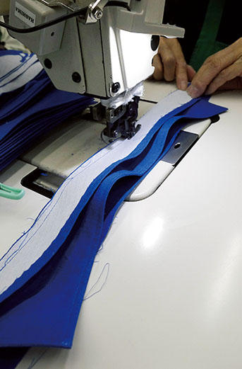 <b>Nice Sewing！</b><hr style='margin-bottom:20px'>シャツの顔となる襟づくりのパートは、腕利きの職人７名が担当する。正確なパターンから裁断された、台襟と襟羽根の縫製。芯地はしなやかなフラシを使う。