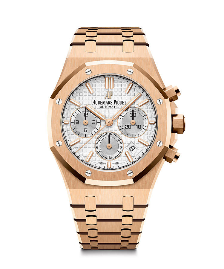 <b>AUDEMARS PIGUET</b>　オーデマ ピゲ</br><b>ロイヤル オーク・クロノグラフ</b><hr style='margin-bottom:20px'><b>フルゴールドに潜む、薄型自動巻きクロノ</b></br>元祖八角形ウォッチにして不朽の名作。そのクロノグラフは、インダイヤルをグランド・タペストリー装飾とは異なる仕上げとし、視認性を高めている。フルゴールドの外装にシルバーカラーダイヤルの組み合わせが爽やか。自動巻き。径38mm。18KPGケース＆ブレスレット。9月発売予定。予価550万円（オーデマ ピゲ ジャパン）