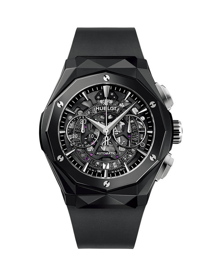 <b>HUBLOT</b>　ウブロ</br><b>アエロ・フュージョン クロノグラフ オーリンスキー ブラックマジック</b><hr style='margin-bottom:20px'><b>アーティスティックな多面カットが艶めく</b></br>ファセットカットによる彫刻作品で知られるリチャード・オーリンスキーとのコラボ。彼の作品と同じくファセットカットをケース全体に施して、豊かな造形美が創出された。その素材は、硬質なセラミック製。完璧なポリッシュ仕上げにより、フォルムが煌めく。限定200本。自動巻き。径45mm。セラミックケース。ラバーストラップ。200万円（LVMHウォッチ・ジュエリー ジャパン ウブロ）