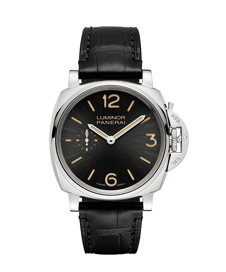 <b>PANERAI</b>　パネライ</br><b>ルミノール ドゥエ 3 デイズ アッチャイオ -42MM</b><hr style='margin-bottom:20px'><b>大きく薄いケースで、新たな表現に挑む</b></br>パネライらしい大型ケースを10.5mm厚の薄型に。四隅をグッと絞ったクッション型ケースが、よりシャープな印象を与える。夜光塗料のディスクと、インデックスやインダイヤルをくり抜いたディスクを重ねたサンドイッチ構造で、夜間の視認性も確保される。自動巻き。径42mm。SSケース。アリゲーターストラップ。90万円（オフィチーネ パネライ）