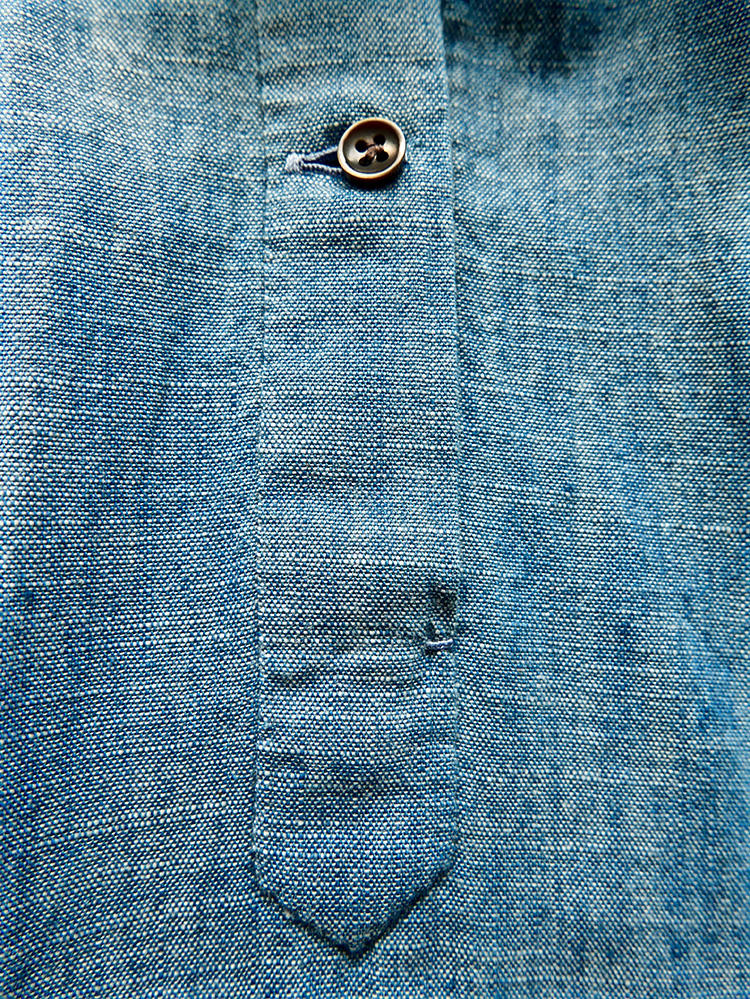 Hand sewn sleeve placket　</br>　カフのプラケットも手縫い。