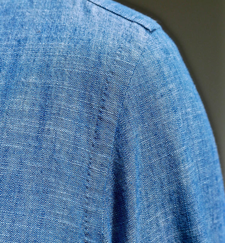 Hand stitched shoulders　</br>　ハンドステッチのショルダー部分。