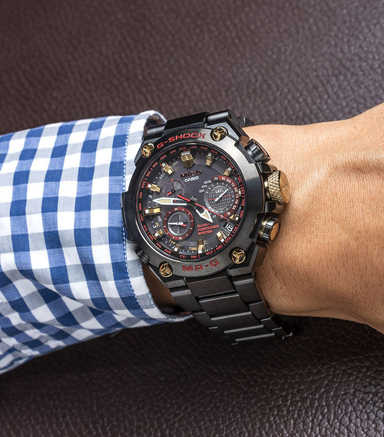 <b>カシオ<br>G-SHOCK MR-G MRG-G1000B-1A4JR</b><br>「“赤備え”の甲冑をイメージしたMR-Gシリーズの新作。ブラックをベースに、レッド＆ゴールドカラーを随所に散りばめたデザインが評判です。外装にはチタン素材を使い、大型ながら軽やかな装着感が味わえます。もちろんGPS電波ソーラーなど、機能性も充実しています」