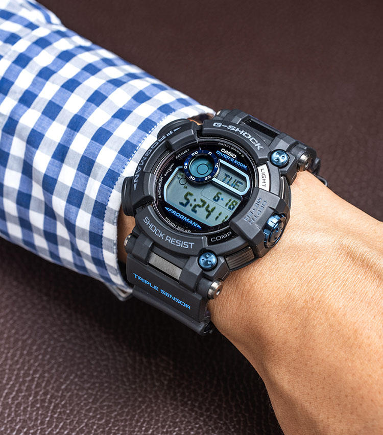 <b>カシオ<br>G-SHOCK フロッグマン GWF-D1000B-1JF</b><br>「ISO規格の200m防水をクリアしたG-SHOCKの本格ダイバーズ。最新のトリプルセンサーを搭載し、精密な計測が可能な水深計やダイビングログを備えています。デザイン面においてもフロッグマンは、角型のファーストと並んで高い人気。アクティブな休日には最適ですね。」