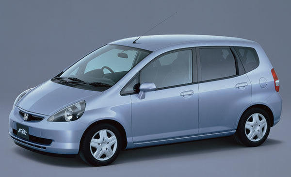 <b>2001〜2002年（平成13年）<br>ホンダ・フィット</b><br>今に続くホンダの大ヒット車であるフィットの初代が受賞。優れた走行性能と燃費性能、広々とした室内空間を備える。9月11日、アメリカ世界同時多発テロ事件が勃発した年だ。Photo:HONDA