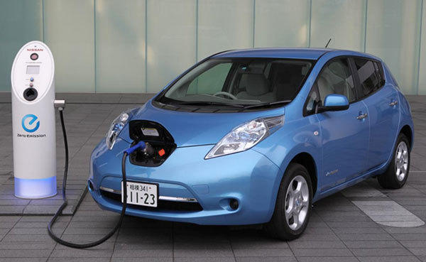 <b>2011〜2012年（平成23年）<br>日産・リーフ</b><br>日産のEVがCOTYを受賞。この年の3月に東北の大震災が発生し、支援として数多くのリーフが震災地に送り出された。なでしこジャパンが世界一になったのもこの年のこと。Photo:NISSAN