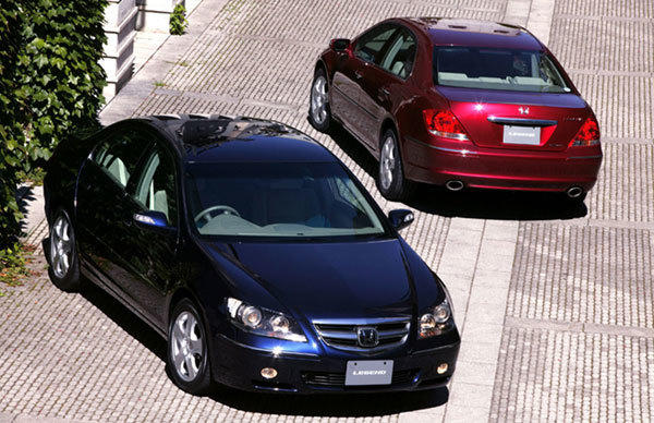 <b>2004〜2005年（平成16年）<br>ホンダ・レジェンド</b><br>久しぶりの高級モデルの選出は、ホンダのフラッグシップ。10ベストのうち半数が輸入車。この年からインポートCOTYが設定され、VWゴルフ（Ｖ）が初回の栄冠を獲得した。Photo:HONDA