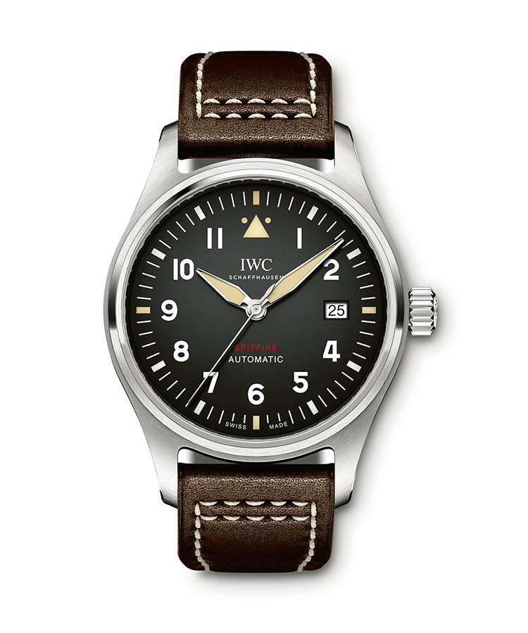 <b>IWC</b> アイ・ダブリュー・シー</br><b>パイロット・ウォッチ・オートマティック・スピットファイア</b><hr style='margin-bottom:20px'><b>ヴィンテージな外観に潜む高性能ムーブ</b></br>ブラックダイヤルに蓄光塗料によるアラビア数字が居住まい正しく並ぶスタイルは、1940年代からあるIWCのパイロット・ウォッチの伝統。先の大戦で活躍した英国の名機の名を冠する新作は、新開発の自社製キャリバー3200系を初搭載する。IWC初のシリコン製脱進機の採用により、70時間の長時間駆動と高精度とを両立。軟鉄製インナーケースが備わり、耐磁性にも優れる。ソリッドな裏蓋には、スピットファイアの雄姿を刻む。自動巻き。径39mm。SSケース。カーフストラップ。53万円（IWC）