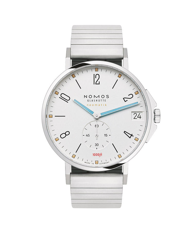 <b>NOMOS GLASHUTTE</b> ノモス グラスヒュッテ</br><b>タンジェント スポーツネオマティック42デイト</b><hr style='margin-bottom:20px'><b>バウハウス仕込みのシンプルモダン</b></br>バウハウスの影響色濃いスリムな縦長アラビア数字が、いかにもモダン。リューズガードを備えるスポーティなシリーズに、ノモス初のブレスレットが組み合わされた。横長のリンクをつなげたソリッドでシンプルな構造が、モダンなダイヤルに似合う。3.6mm厚の自社製キャリバーDUW6101を初搭載。ケースも10.9mm厚の薄型ながら30気圧防水を実現し、スポーツにも向く。自動巻き。径42mm。SSケース＆ブレスレット。58万円（大沢商会）