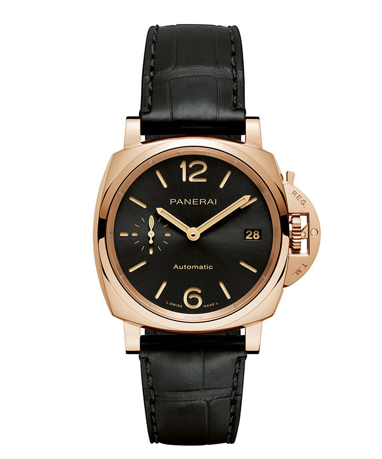 <b>PANERAI</b> パネライ</br><b>ルミノール ドュエ-38MM PAM01029</b><hr style='margin-bottom:20px'><b>スーツにも合わせやすい初のアンダー40mm</b></br>大きくて厚いという、パネライの時計のイメージを覆す38mmケースが新鮮。スーツの袖口にも、スッキリと収まってくれる。特徴的なアラビア数字が重要なアイコン。そのインデックスを切り抜いたプレートと蓄光塗料を施したプレートとを組み合わせたサンドイッチ構造は、暗闇でも視認性に優れる。プラチナと銅を含有する独自のゴールド素材は赤みが強く、色変わりしづらい。自動巻き。径38mm。18Kゴールドテックケース。アリゲーターストラップ。168万円（オフィチーネ パネライ）