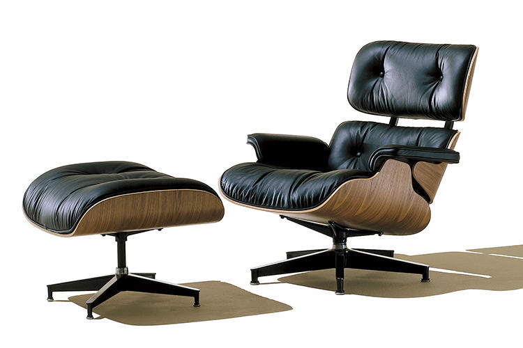 <b>Herman Miller</b>　ハーマン ミラー<br><b>イームズラウンジチェア＆オットマン</b><br><small style='margin-bottom: 5px;'>デザイナー／チャールズ＆レイ・イームズ　1956年発表</small><hr style='margin-bottom:20px;'><b>ラウンジチェアといえばこの一脚</b><br>「一塁手の使い込まれたミットのように、座る人を温かく包み込むチェアを」と、熟練の職人により徹底した快適性を重視して製作されている。1956年の発表以来、特別なひとときを提供する名品として、多くの人々を魅了。<br><small>チェア　幅832×奥行き832×高さ813�o、座面の高さ381�o。　56万6000円〜　オットマン　幅660×奥行き546×高さ438�o。21万3000円〜（ハーマンミラー）</small>