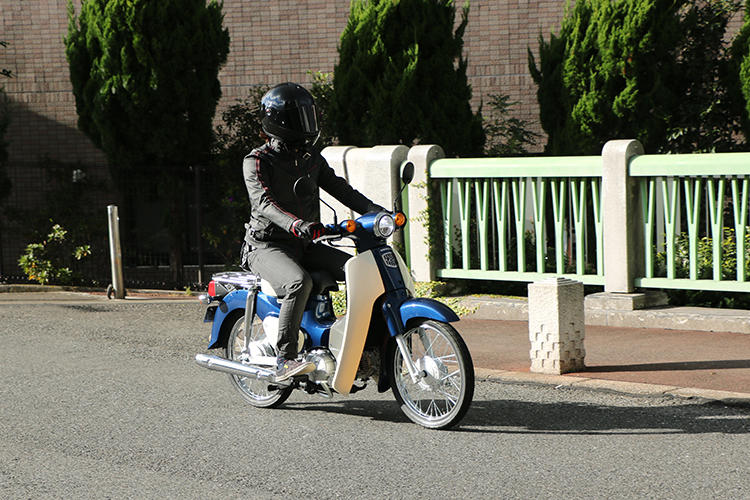 ホンダのスーパーカブ試乗の様子