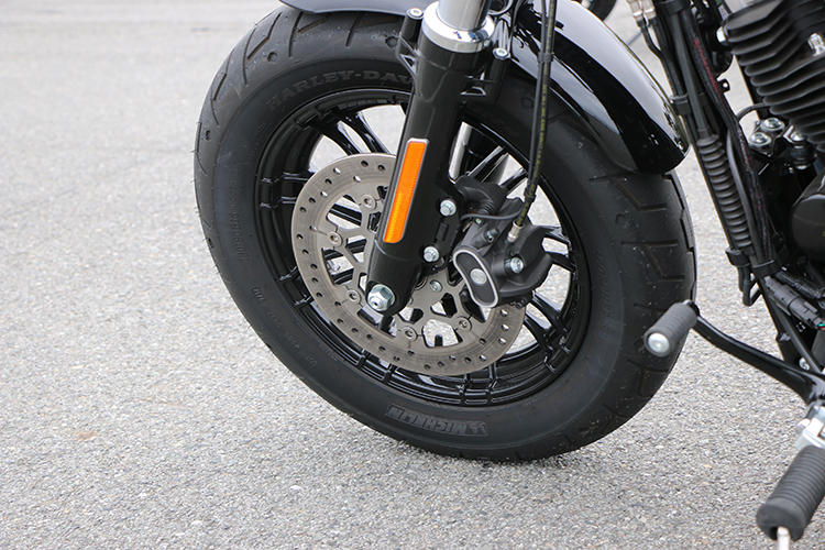 ハーレー「FORTY-EIGHT 115th ANNIVERSARY」のタイヤ