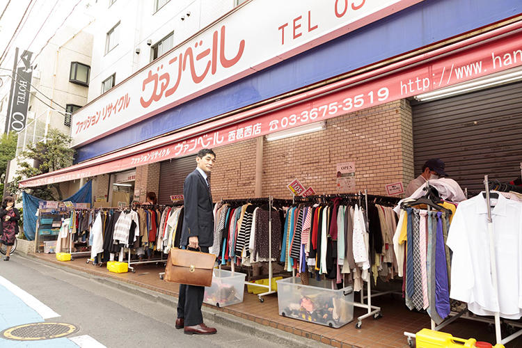 ヴァンベール／たんぽぽハウス　西葛西本店の前に立つ池田哲也さん