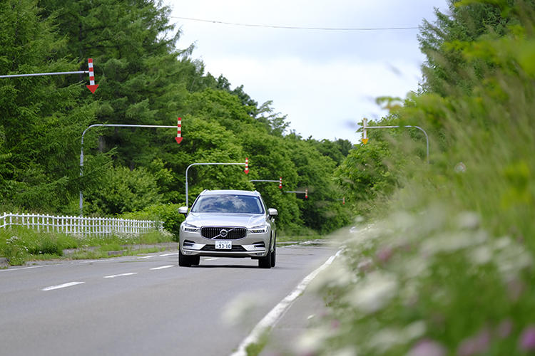 ボルボXC60の走行シーン