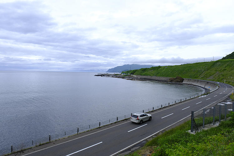 海岸沿いを走るボルボXC60