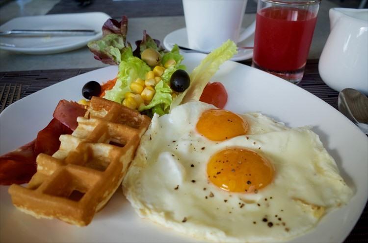 ワッフルに目玉焼き、ベーコン、サラダなど、朝からバランス良くしっかり食べたい人にはもちろん……