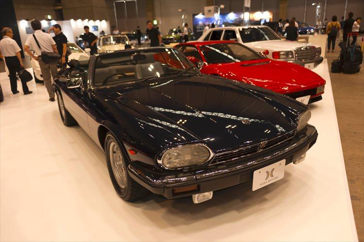 V12エンジンを搭載する1987年式のジャガーXJSコンバーチブルを展示した「はらモータース」。価格は330万円。