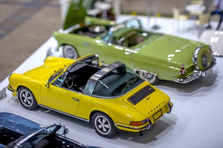 ヘリテージカーブームを巻き起こした空冷ポルシェ911。当時の価格高騰は落ち着きをみせたが、役付きや希少モデル、程度良好車は依然価値は変わらず。写真のイエローカラーは「ゴーランドカンパニー」が展示した1973年式の911Tタルガ。価格は980万円。