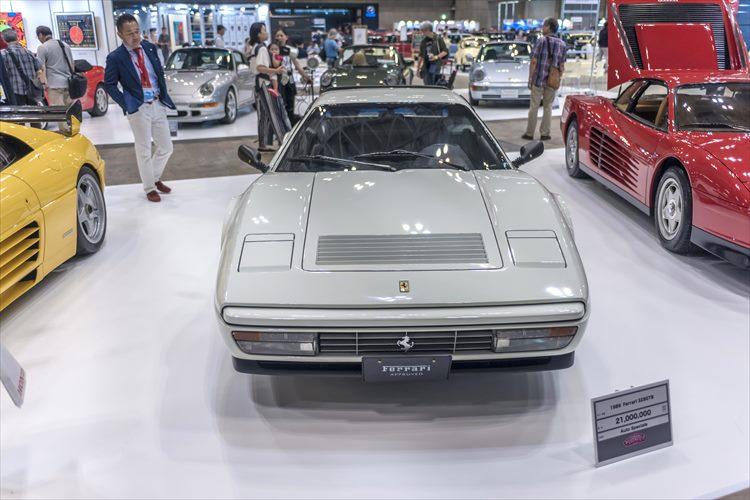 テスタロッサや512BBi、V8ミドシップの328GTBなどを一同に展示した、フェラーリを専門に手がける「AUTO SPECIALE」。7年ほど前には500万円台が相場だった328GTBは、ここでは既に2100万円のプライスを掲げている。