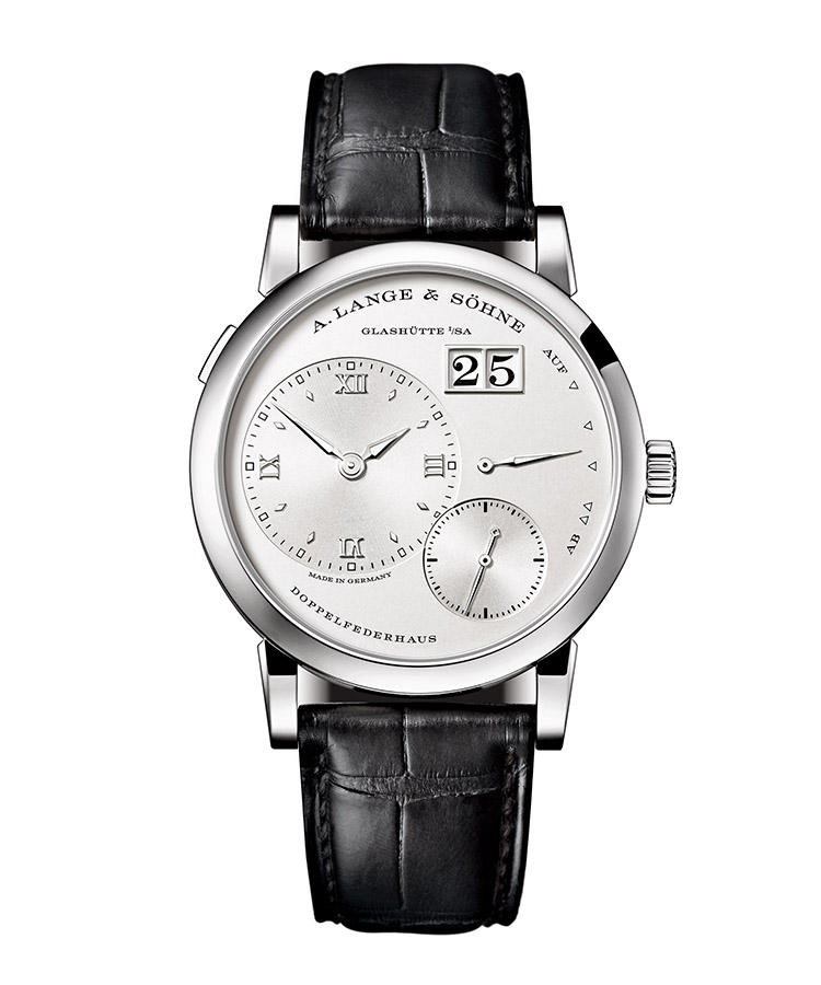 <b>A.LANGE & SO?HNE</b><br/>A. ランケ?&ソ?ーネ<br/><br/><b>ランゲ1</b><hr><b>視認性と高精度への探究心か?生んた?傑作</b><br/>ト?イツの名門復活を象徴する代表作の誕生は、1994年。しかし、すへ?ての表示か?重ならない視認性に優れた特徴的なタ?イヤルは、すて?に古典の趣を湛えている。現行モテ?ルは、外観はそのままに第2世代のムーフ?メントを搭載。セ?ンマイか?完全に巻き戻り時計か?停止すると、秒針か?0位置て?止まるなと?、独創的な革新性か?潜んて?いる。手巻き。径38.5mm。18KWGケース。アリケ?ーターストラッフ?。355万円(A.ランケ? & ソ?ーネ)