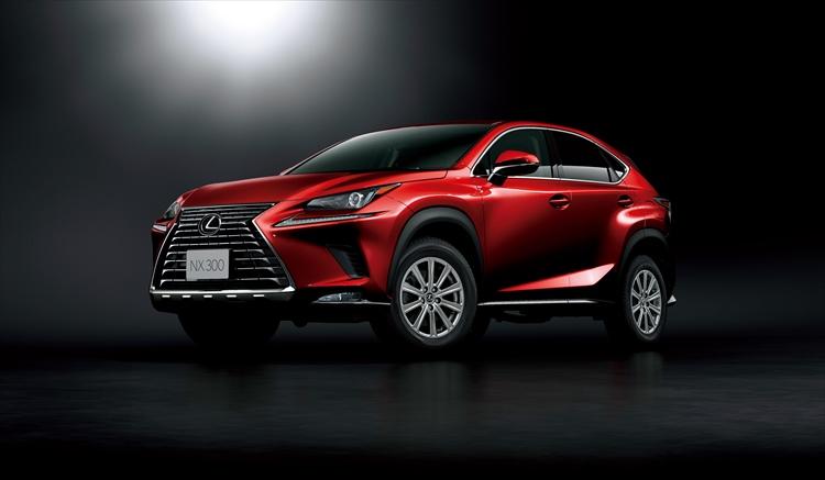 <b>レクサス NX｜LEXUS NS</b><br />プレミアムSUVの元祖、レクサスが販売するミドルサイズSUV。車両価格は467万1000円?。ガソリンモデルとハイブリッドモデルすべてのグレードに2WDと4WDを用意。4WDシステムは前後の駆動配分を前100：後0?前50：後50まで自動的にコントロールするダイナミックコントロールAWDを採用。通常時はFF状態で燃費向上に貢献する。