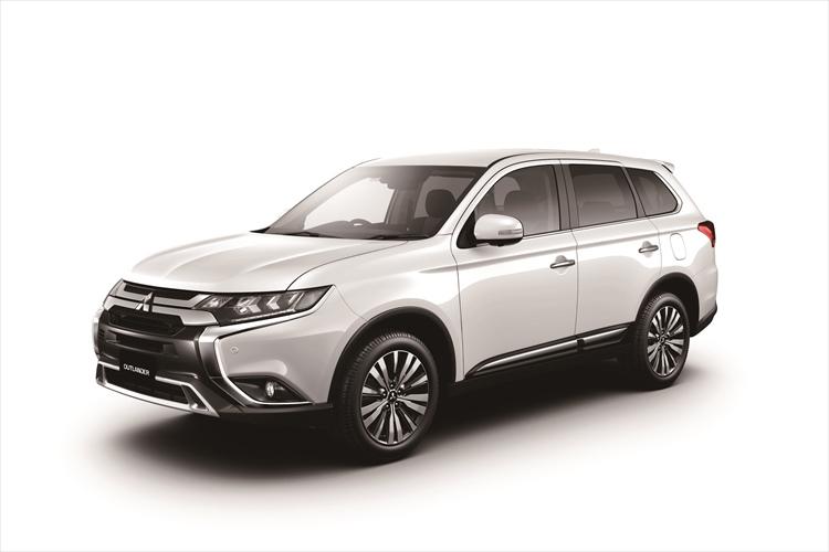 <b>三菱アウトランダー｜MITSUBISHI OUTLANDER</b><br />4WDを得意とする三菱自動車の主力SUV。車両価格は266万8680円?。全グレードに2WDと4WDを設定し、4WDは電子制御式。普段は2WDで走行して路面状況に応じて駆動配分を前後に分配する燃費重視の設定のほか、4WD状態を主軸にして走行状況に応じて前後の駆動力をわけるオート設定、さらに4WD状態をロックする設定に切り替え可能。一部グレードにはオプションで4WDの駆動配分とともにASCやABSを統合制御するS-AWCが装備できる。