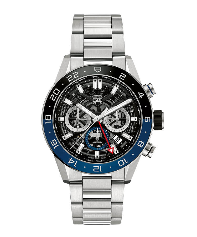 <b>TAG HEUER</b></br>タグ・ホイヤー</br></br><b>カレラ キャリバー ホイヤー02 クロノグラフ GMT</b><hr><b>世界で二ヶ所の時間を示す2トーンのセラミックベゼル</b></br>横3 つ目の自社製クロノグラフ ホイヤー02 をカレラに初搭載。さらに自社製初のGMT も追加。その24 時間目盛りを置くベゼルは、昼夜が判別しやすいブルー×ブラックの2トーンをセラミックで一体成型。オープンワークのダイヤルに、GMT 針の赤とチャプターリングの青が効く。自動巻き。径45mm。SS ケース＆ブレスレット。11 月発売予定。65万円（LVMH ウォッチ・ジュエリー ジャパン タグ・ホイヤー）