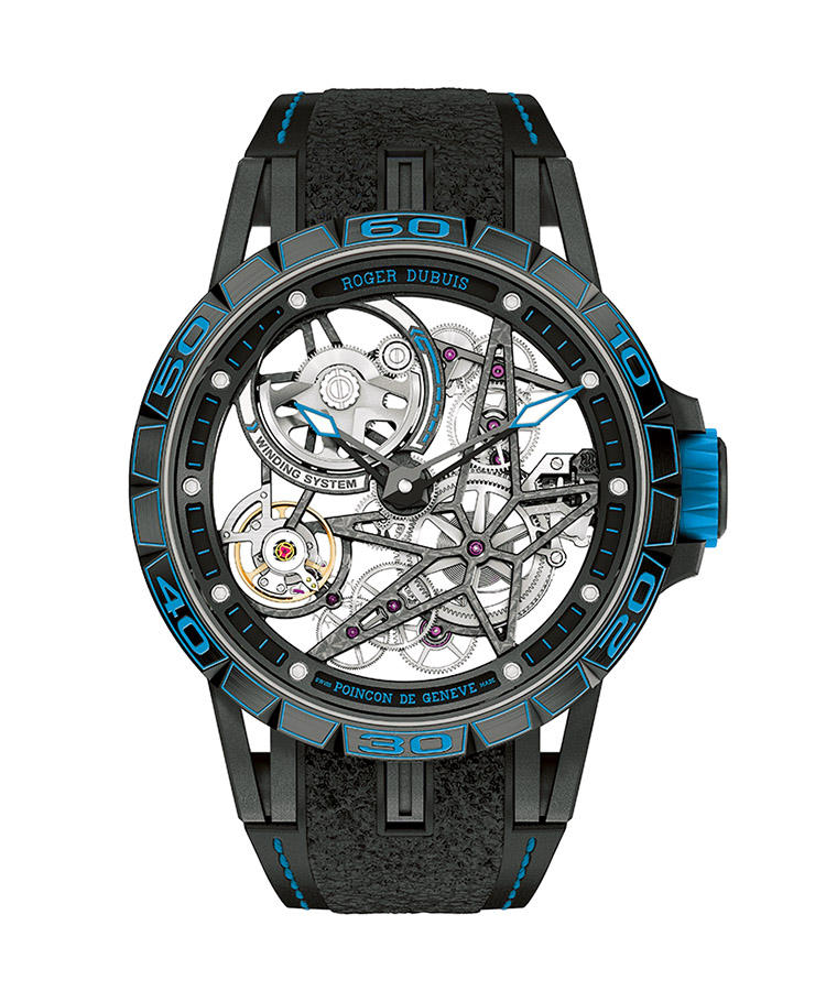 <b>ROGER DUBUIS</b></br>ロジェ・デュブイ</br></br><b>エクスカリバー スパイダー ピレリ オートマティック スケルトン</b><hr><b>ストラップに湛えるF1レース優勝のロマン</b></br>昨年に引き続き、今年もタイヤの名門ピレリとのコラボモデルが登場した。そのストラップは、F1での優勝タイヤが用いられている。チタンのケースは硬質なDLCでタイヤと同じブラックとし、スケルトンダイヤルの豊かな透明感を引き立てた。限定88本。自動巻き。径45mm。チタンケース。ラバーストラップ。810万円。（ロジェ・デュブイ）