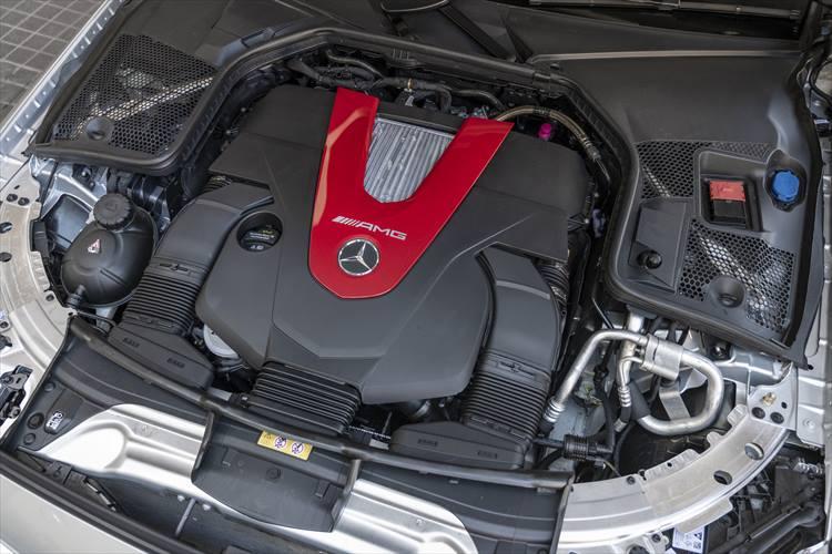 390psという強力な加速力を生み出す3L V6ツインターボエンジンを搭載した AMG C 43。他にも476psの4L V8ツインターボを積むAMG C 63、同じエンジンで出力を高めた510psのAMG C 63 Sが発売された。