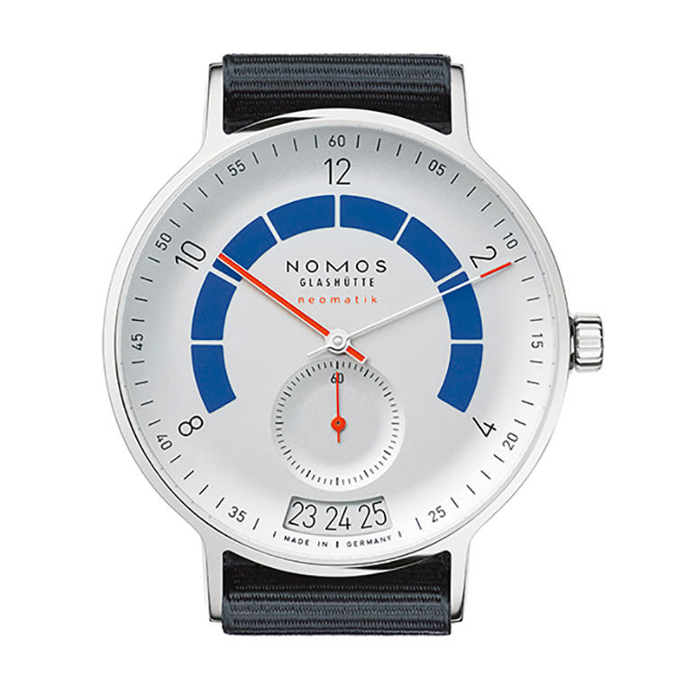 <b><font color='red'>for LEISURE</font><br />NOMOS GLASHUTTE／ノモス グラスヒュッテ アウトバーン<br />ネオマティック 41 デイト</b><br />バウハウス流の簡潔さから一転し、どこかモダンアートのような佇まい。今作はドイツの工業デザイナー、W.アイスリンガー氏が旧車のメーターから着想したもの。日付を両方向に調整できる新開発の薄型自動巻き搭載。径41mm。SSケース。ナイロンストラップ。55万5000円（大沢商会）