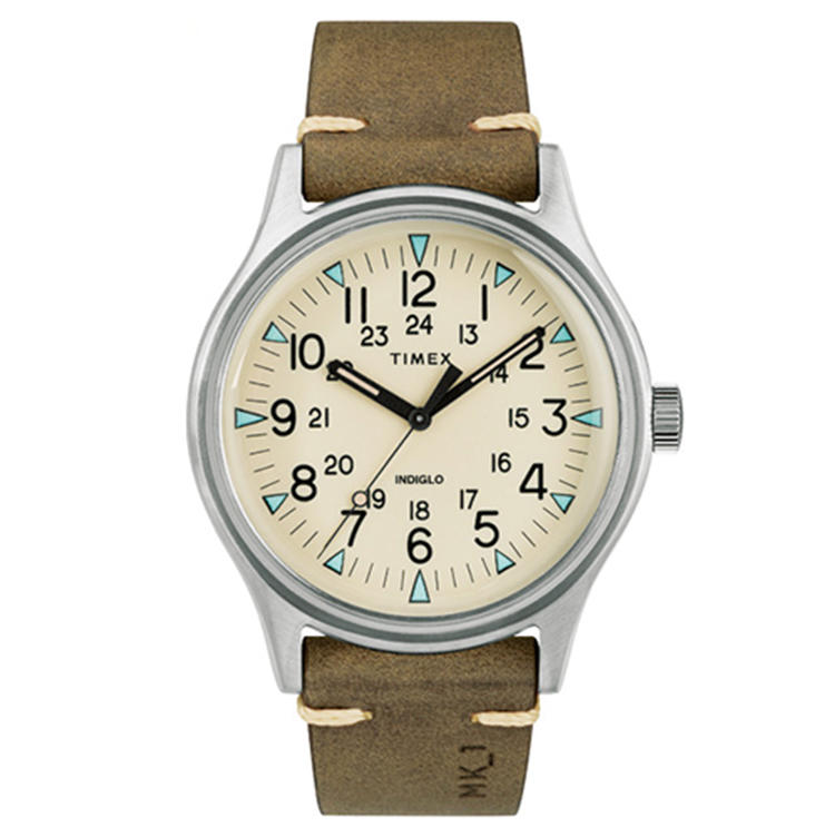 <b><font color=red>for LEISURE</font><br />TIMEX／タイメックス<br />ＭＫ１ スチール 40mm ブラウンレザー</b><br />米軍時計をルーツとする「オリジナルキャンパー」。「ＭＫ 1 」はその派生モデルであり、より上質な仕上がりだ。優しいベージュ文字盤は、秋冬スタイルの軽快なアクセントに好適だ。クォーツ。径40mm。SSケース。レザーストラップ。１万7000円（タイメックスカスタマーサポート）