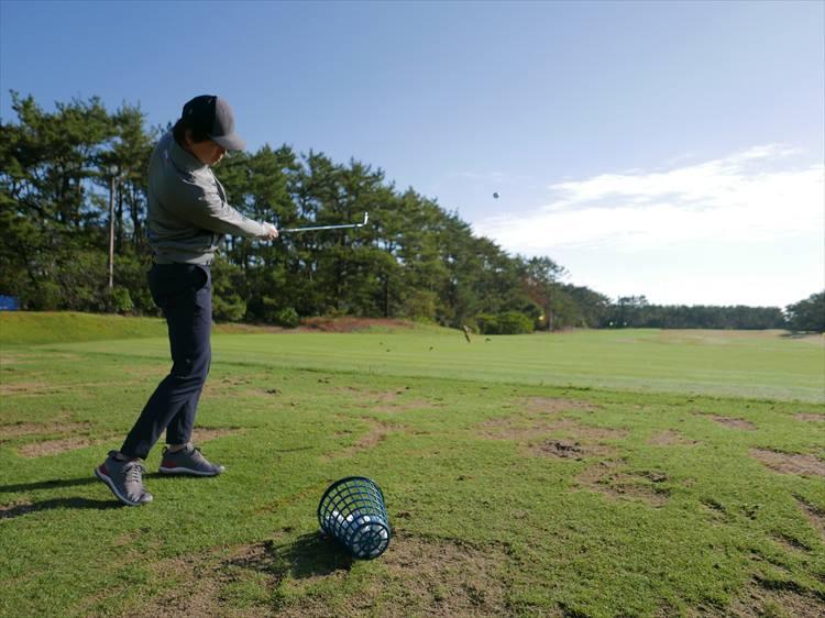 芝の上から練習できるのが魅力。ターフの取れ具合も確認できます。ラウンド前に練習しすぎて疲れないようにしましょう（笑）