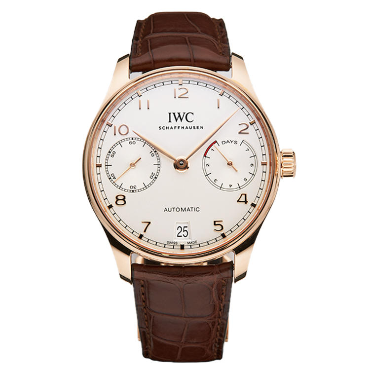 <b><u>PORTUGIESER AUTOMATIC</u><br />VARIATOIN</b><br />レッドゴールドケース仕様は、インデックスや針もゴールドカラーで統一。RGならギラつかず、でも品と格を醸し出せる。自動巻き。径42.3mm。18Kレッドゴールドケース。アリゲーターストラップ。3気圧防水。251万5000円（IWC）ターストラップ。3気圧防水。133万円（IWC）