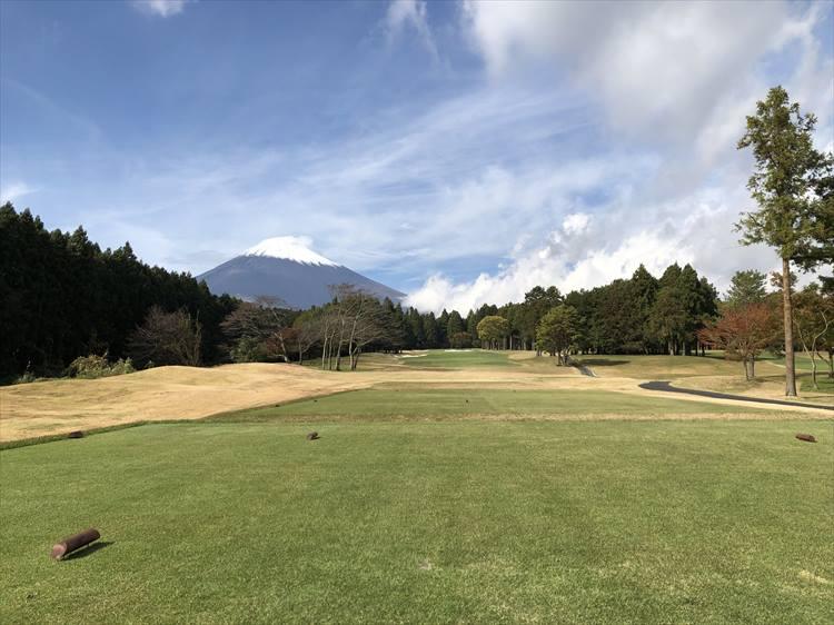 富士山が美しく眺められる5番パー4