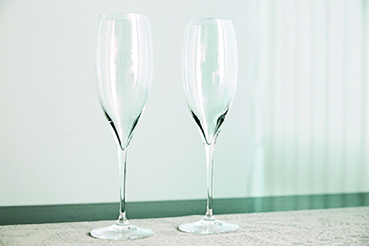 <b>RIEDEL<br />リーデルのシャンパングラス</b><br />夫婦ともに好きで、自宅に常備しているというシャンパンは、ボヘミア生まれの超名門のグラスで。「記念日やちょっといいことがあった時に使います」。