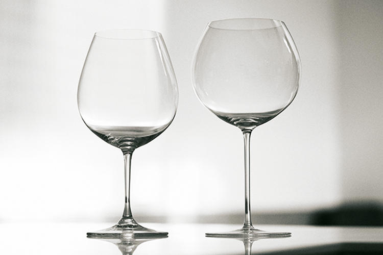 <b>RIEDEL & ZWIESEL<br />リーデル（左）、ツヴィーゼル（右）のワイングラス</b><br />前頁の稲継さんも愛用するリーデルと、独の名門・ツヴィーゼル。こちらは宮本さんが「いちばん好き」と語るブルゴーニュワイン用だ。注いだときに空気との接触面が大きく、飲むときには口幅に広く流れ込む。