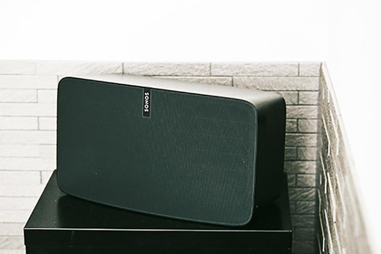 <b>SONOS<br />ソノスのWi-fiスピーカー</b><br />昨年、日本での本格販売を開始した米の音響機器メーカー。スマートなデザインも魅力だが「BluetoothではなくWi-fiだから、電波干渉で途切れる心配がない」点が◎だ。