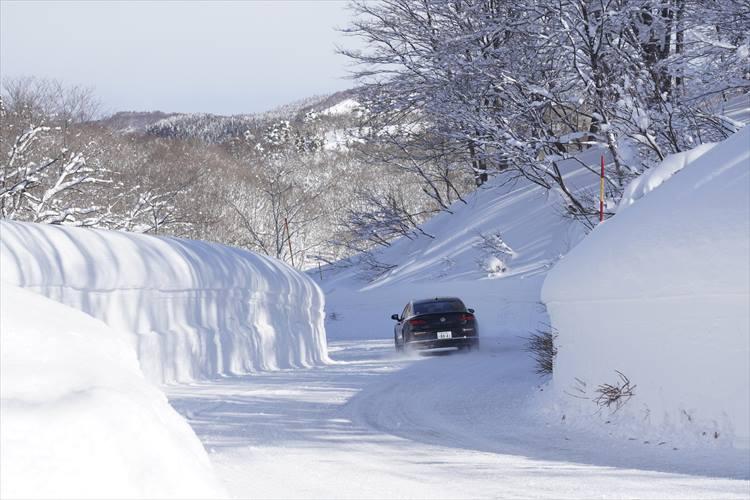 雪上走行中の4WD