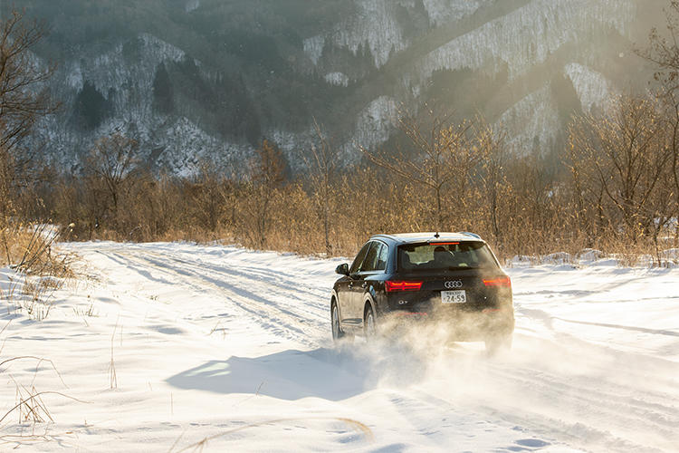 雪山を走るアウディ Q7