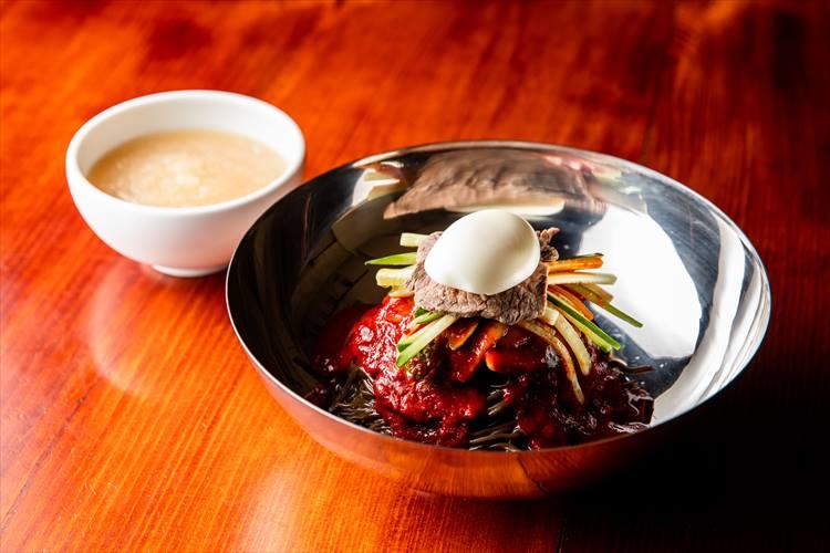 コチュジャンベースのスパイシーな味わいが魅力の「葛ビビン麺」1200円。