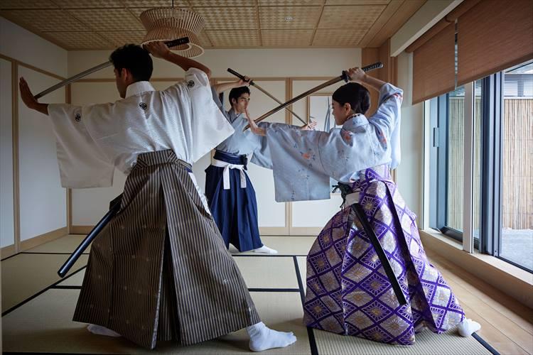 侍の衣装を身につけ、武士の嗜みについて学べる