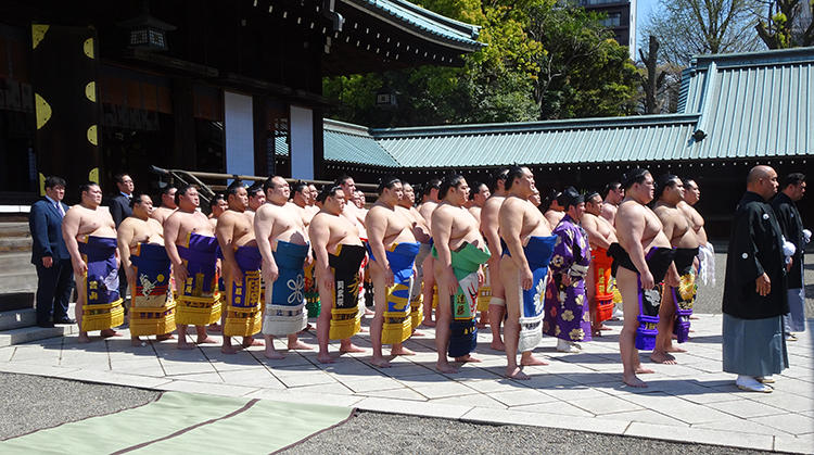 幕内力士による中庭参拝