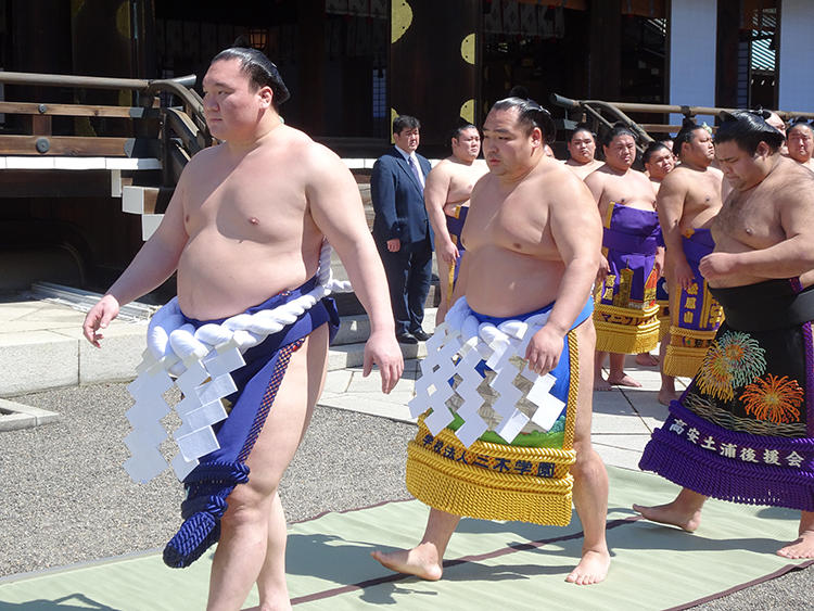 左から：横綱・白鵬、横綱・鶴竜、大関・高安