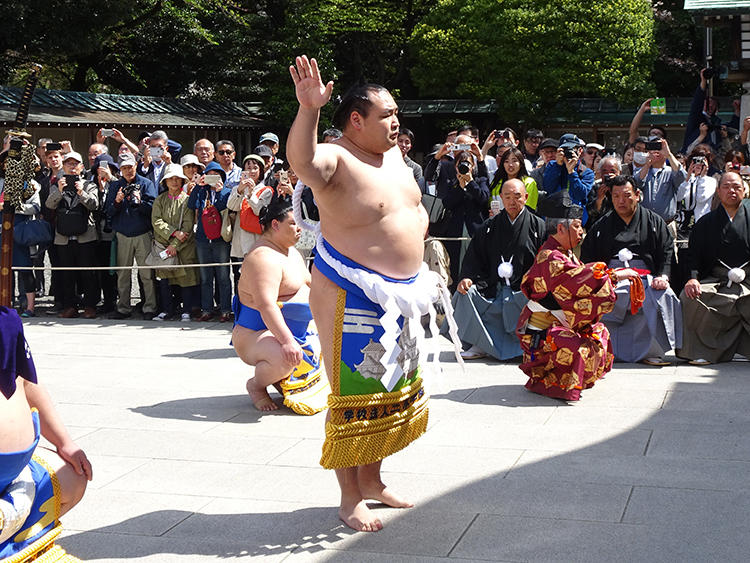 四股を踏むと相撲ファンから「よいしょ」の掛け声が飛びます