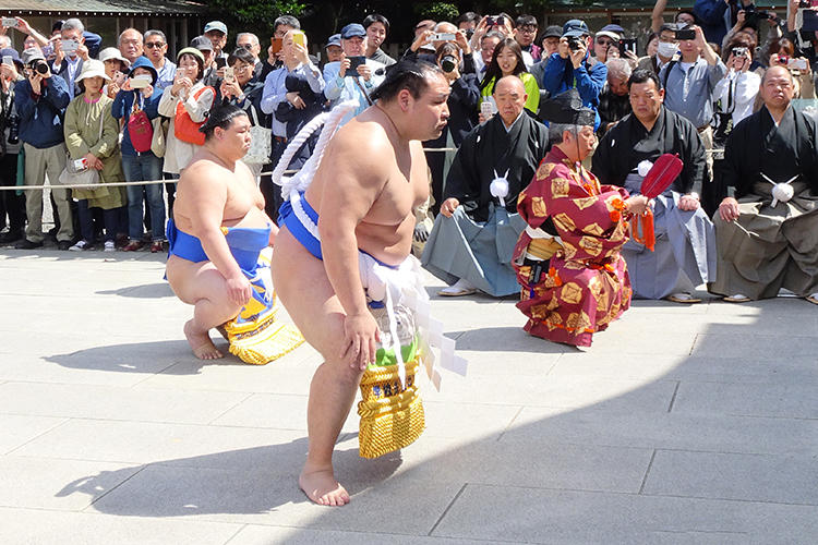 雲竜型を披露した横綱・鶴竜