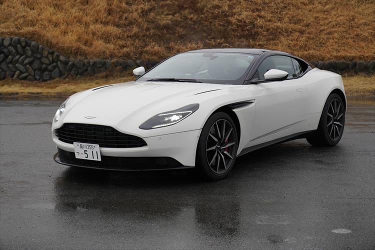 DB11のラインナップはV8クーペ（2278万1177円）、V12エンジン搭載のAMR（3083万6000円）、他にV8搭載のオープンモデルであるV8ヴォランテ（2423万2276円）の3モデル