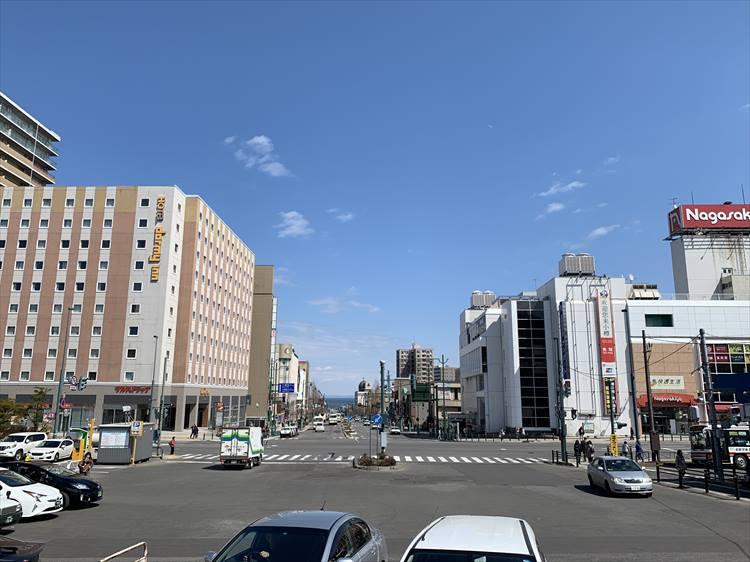 駅から運河を眺める。いい天気、散策日和だ